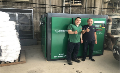 薩震節(jié)能空壓機(jī)一部服務(wù)精英為浙江客戶(hù)空壓機(jī)巡檢，保障客戶(hù)的生產(chǎn)效益！