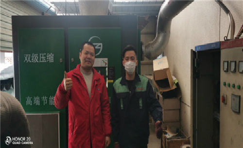 薩震節(jié)能空壓機(jī)售后服務(wù)鐵軍為南通客戶安裝空壓機(jī)現(xiàn)場(chǎng)！